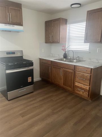 102 Forest Oaks Ln, Lake Jackson, TX 77566