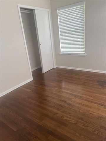 102 Forest Oaks Ln, Lake Jackson, TX 77566