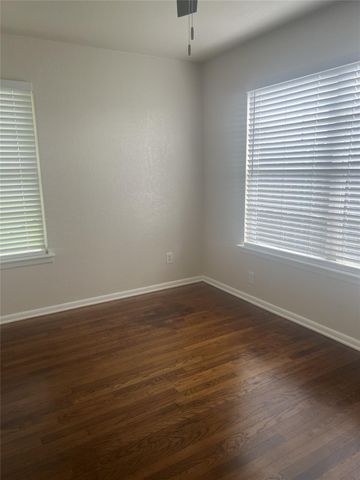 102 Forest Oaks Ln, Lake Jackson, TX 77566