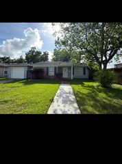 102 Forest Oaks Ln, Lake Jackson, TX 77566