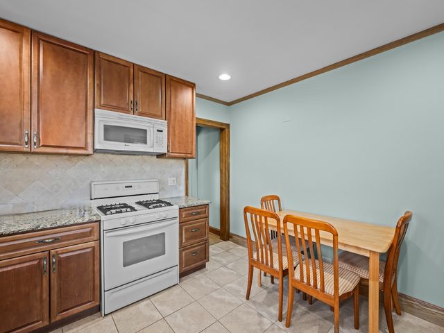 6950 W Barry Avenue, Chicago, IL 60634