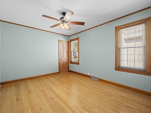 6950 W Barry Avenue, Chicago, IL 60634