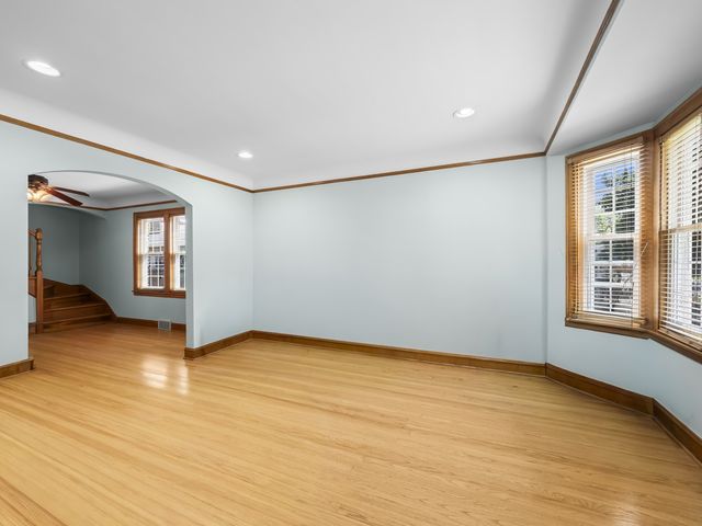 6950 W Barry Avenue, Chicago, IL 60634
