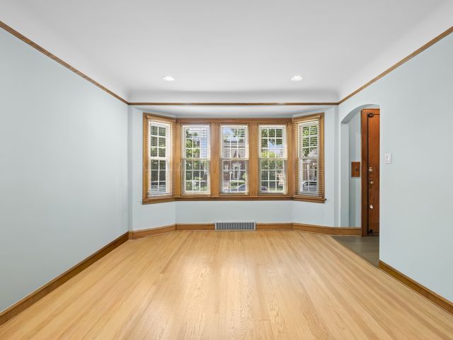 6950 W Barry Avenue, Chicago, IL 60634