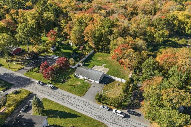 36 Meadowood Dr, Dartmouth, MA 02748