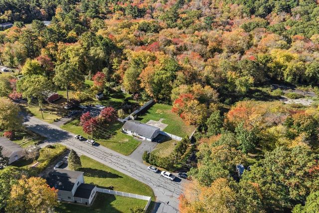 36 Meadowood Dr, Dartmouth, MA 02748