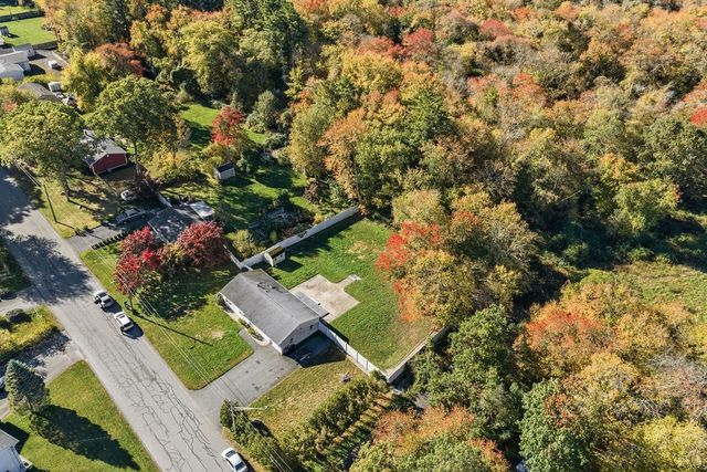 36 Meadowood Dr, Dartmouth, MA 02748
