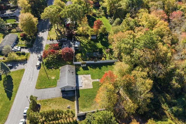 36 Meadowood Dr, Dartmouth, MA 02748