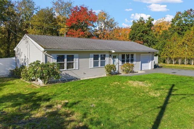 36 Meadowood Dr, Dartmouth, MA 02748