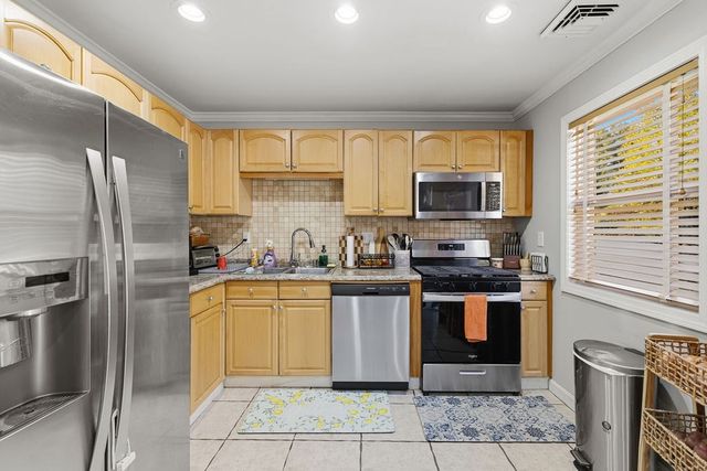 36 Meadowood Dr, Dartmouth, MA 02748
