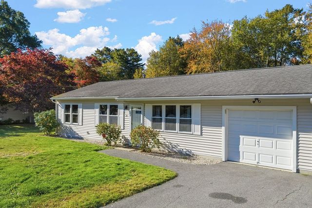 36 Meadowood Dr, Dartmouth, MA 02748
