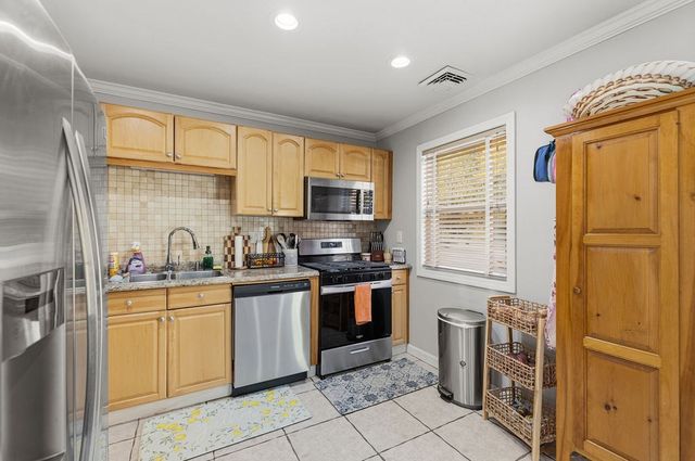 36 Meadowood Dr, Dartmouth, MA 02748