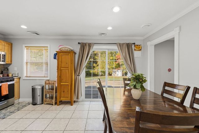 36 Meadowood Dr, Dartmouth, MA 02748