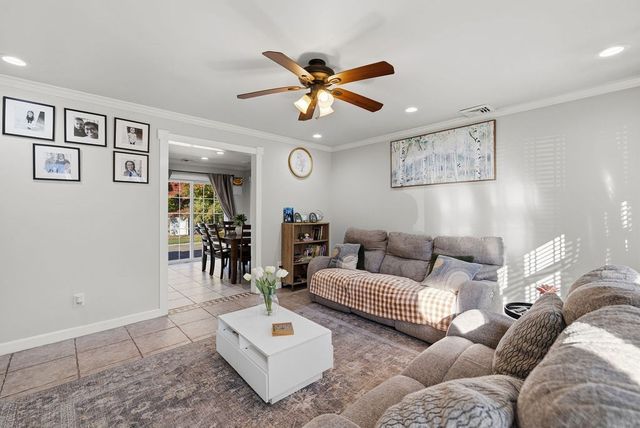 36 Meadowood Dr, Dartmouth, MA 02748
