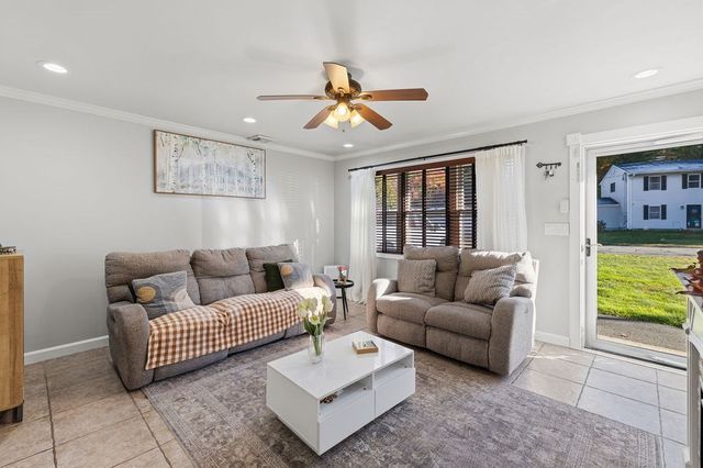 36 Meadowood Dr, Dartmouth, MA 02748