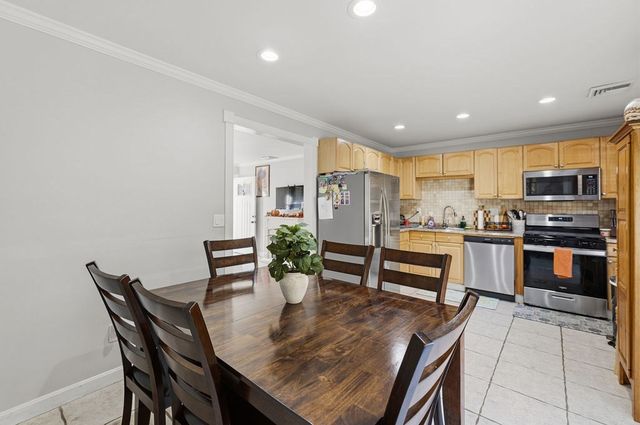 36 Meadowood Dr, Dartmouth, MA 02748