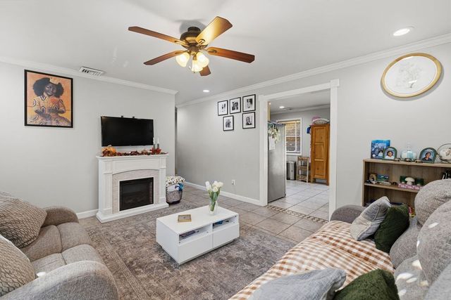36 Meadowood Dr, Dartmouth, MA 02748