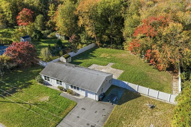 36 Meadowood Dr, Dartmouth, MA 02748