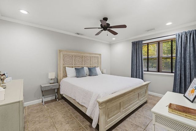 36 Meadowood Dr, Dartmouth, MA 02748