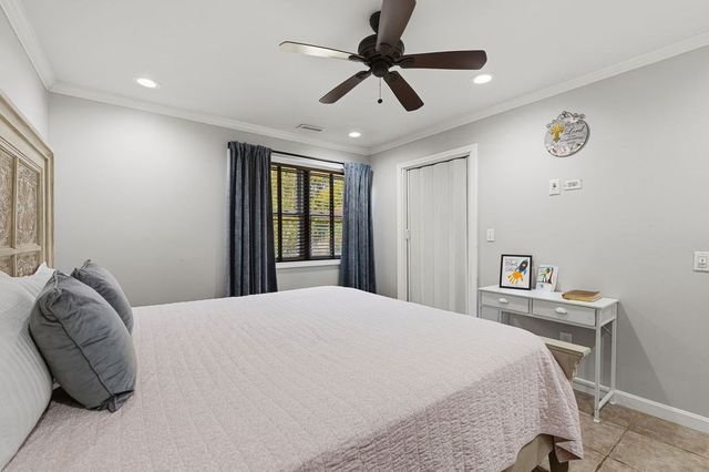 36 Meadowood Dr, Dartmouth, MA 02748