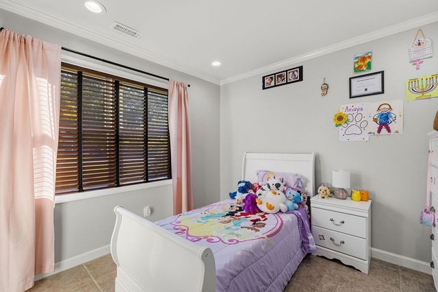 36 Meadowood Dr, Dartmouth, MA 02748