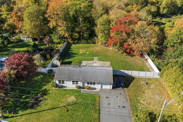 36 Meadowood Dr, Dartmouth, MA 02748