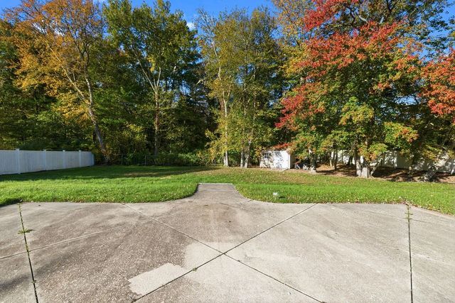 36 Meadowood Dr, Dartmouth, MA 02748