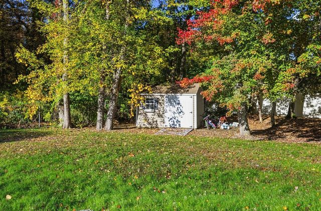36 Meadowood Dr, Dartmouth, MA 02748