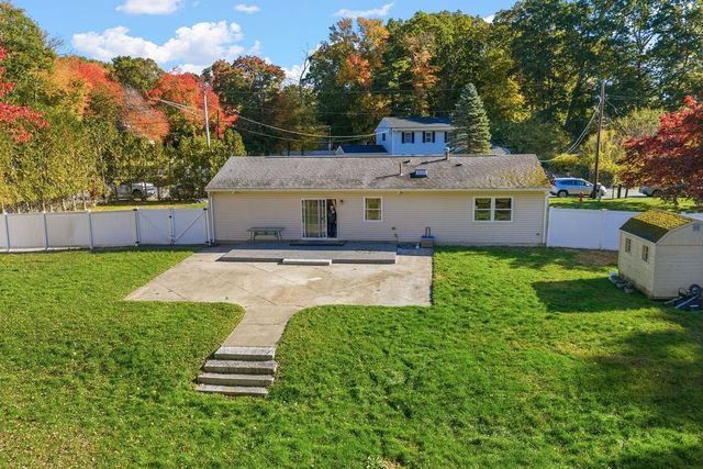 36 Meadowood Dr, Dartmouth, MA 02748