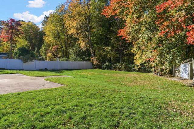 36 Meadowood Dr, Dartmouth, MA 02748