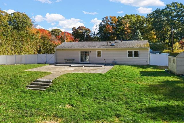 36 Meadowood Dr, Dartmouth, MA 02748