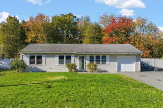 36 Meadowood Dr, Dartmouth, MA 02748