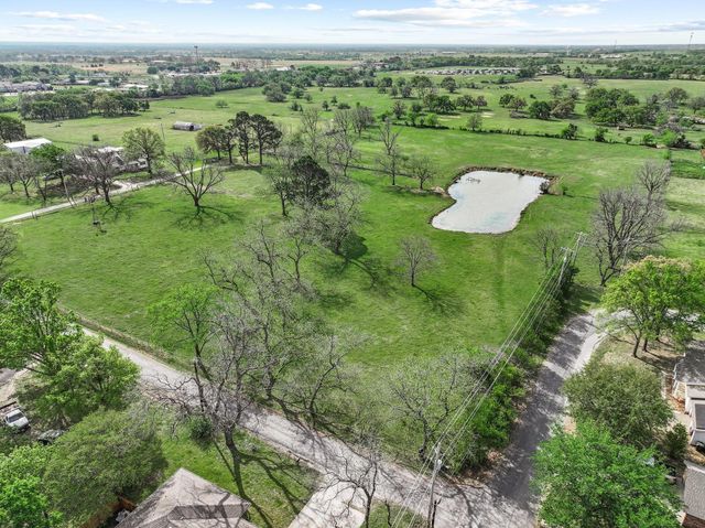819 S Morrison Street, Pilot Point, TX 76258