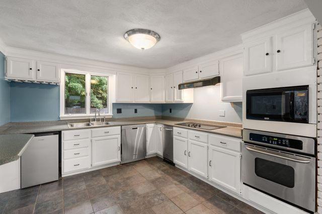11 Munroe Dr, Plainville, MA 02762