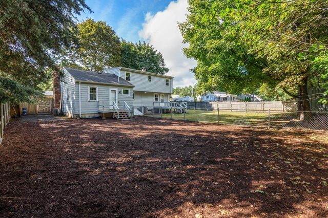11 Munroe Dr, Plainville, MA 02762