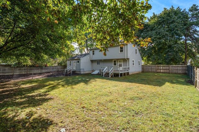 11 Munroe Dr, Plainville, MA 02762