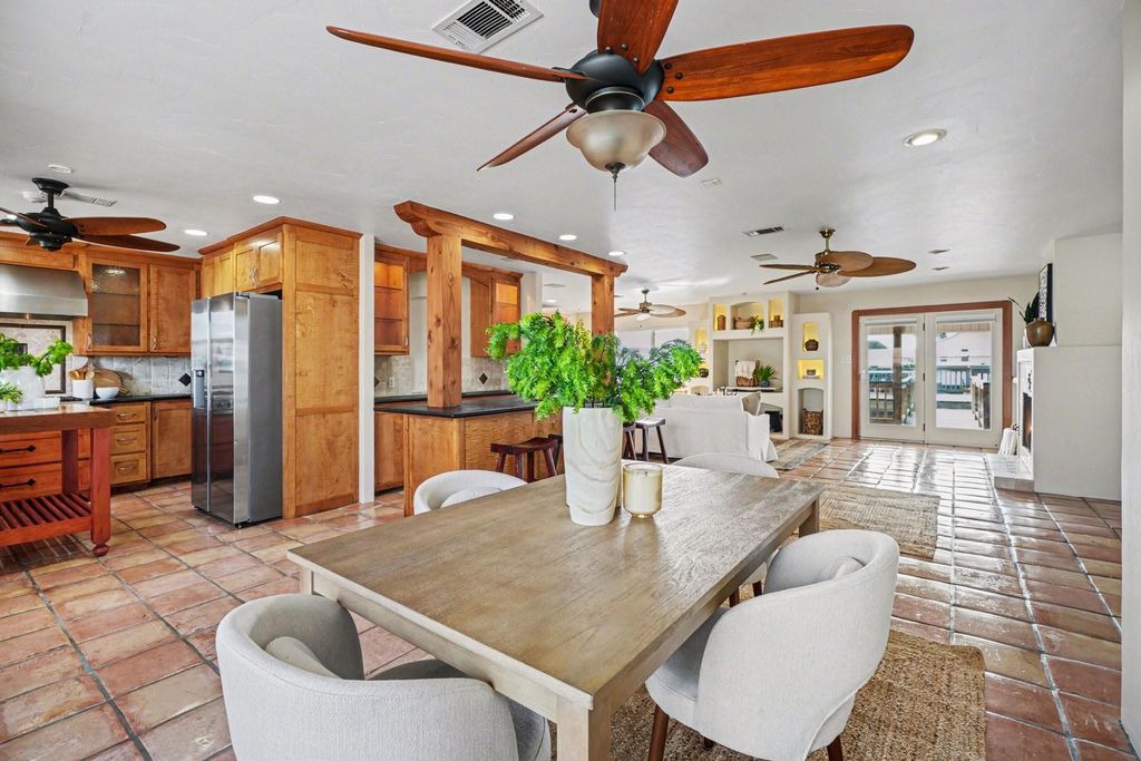 557 Pompano Street, Bayou Vista, TX 77563