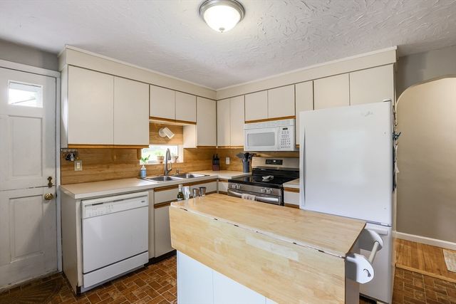 14 Amherst St, Grafton, MA 01536