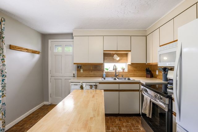 14 Amherst St, Grafton, MA 01536