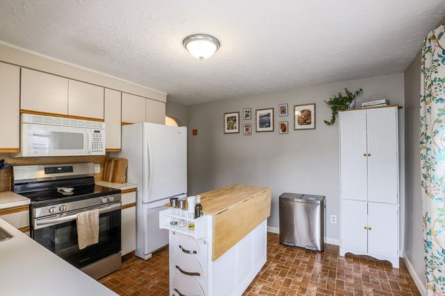 14 Amherst St, Grafton, MA 01536
