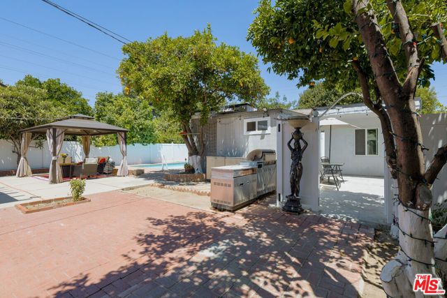 18813 Cantlay Street, Los Angeles, CA 91335