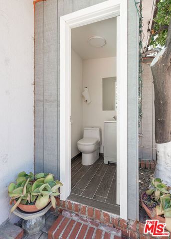 18813 Cantlay Street, Los Angeles, CA 91335