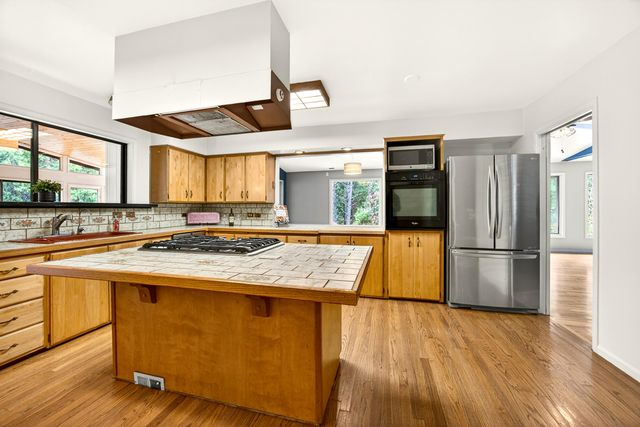 2922 Anderson Creek Road, Talent, OR 97540