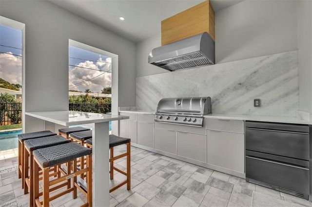 1009 29th AVE N, Naples, FL 34103