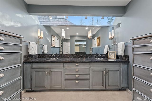 969 Bloomfield Woods, Bloomfield Hills, MI 48304