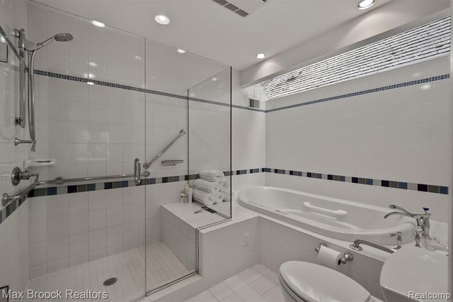 969 Bloomfield Woods, Bloomfield Hills, MI 48304