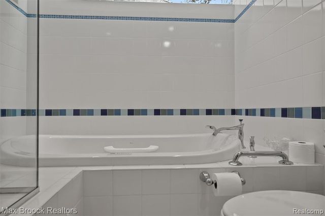 969 Bloomfield Woods, Bloomfield Hills, MI 48304