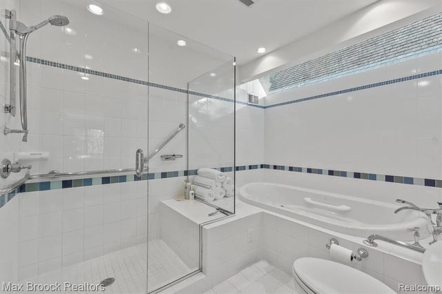 969 Bloomfield Woods, Bloomfield Hills, MI 48304