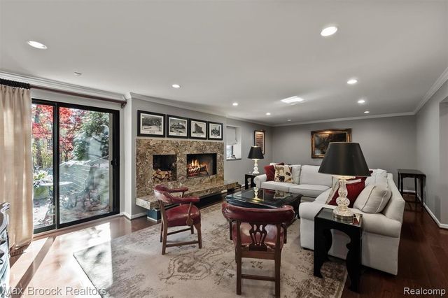 969 Bloomfield Woods, Bloomfield Hills, MI 48304