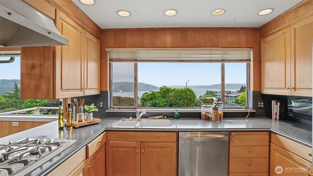 5810 NE 181st Street, Kenmore, WA 98028